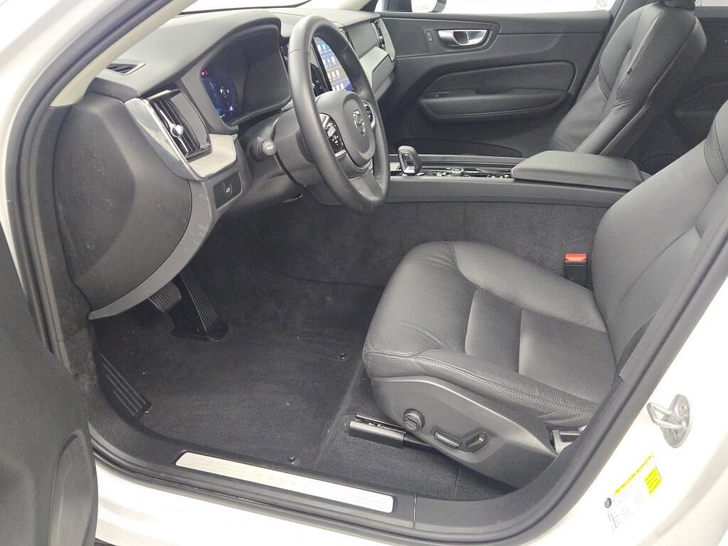 Used 2025 Volvo XC60 B5 Plus image 26