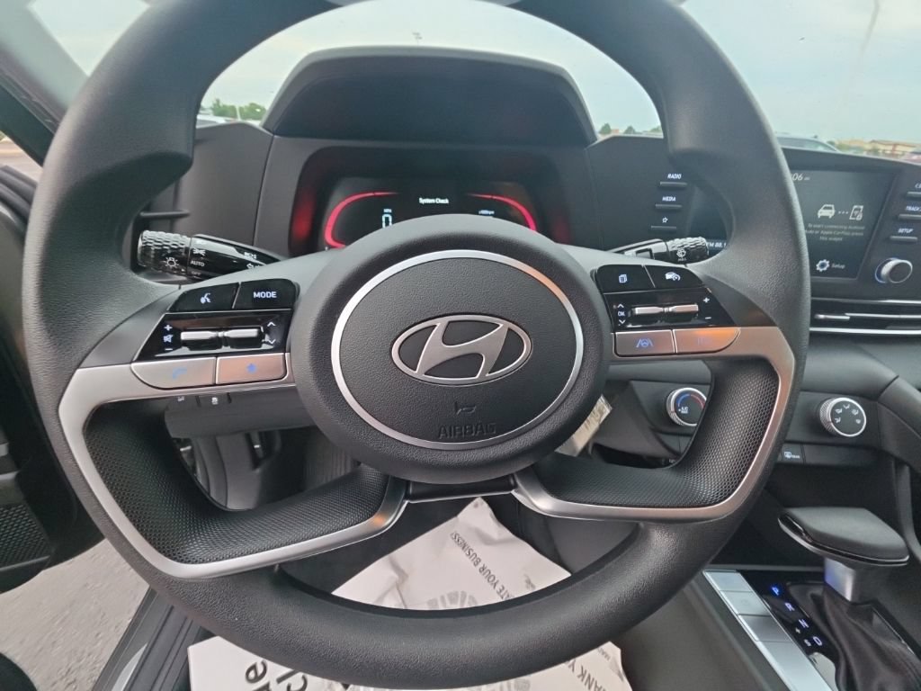 Used 2024 Hyundai Elantra SE FWD image 14