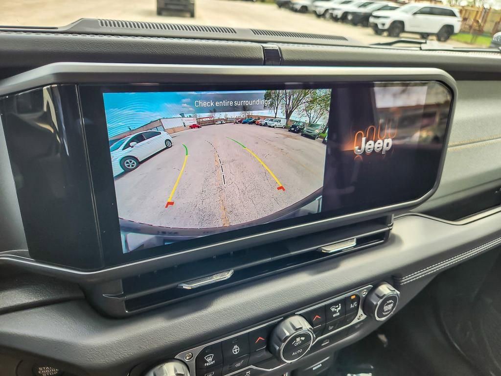 Used 2025 Jeep Wrangler Unlimited Sahara AWD/4WD image 15