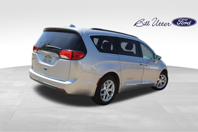 Used 2017 Chrysler Pacifica Touring-L w/ Tire & Wheel Group FWD image 5