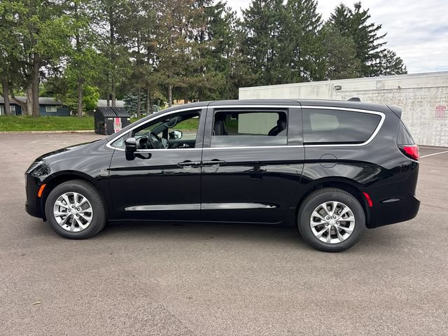 New 2027 Chrysler Pacifica Select w/ Family Tech Group AWD/4WD image 3