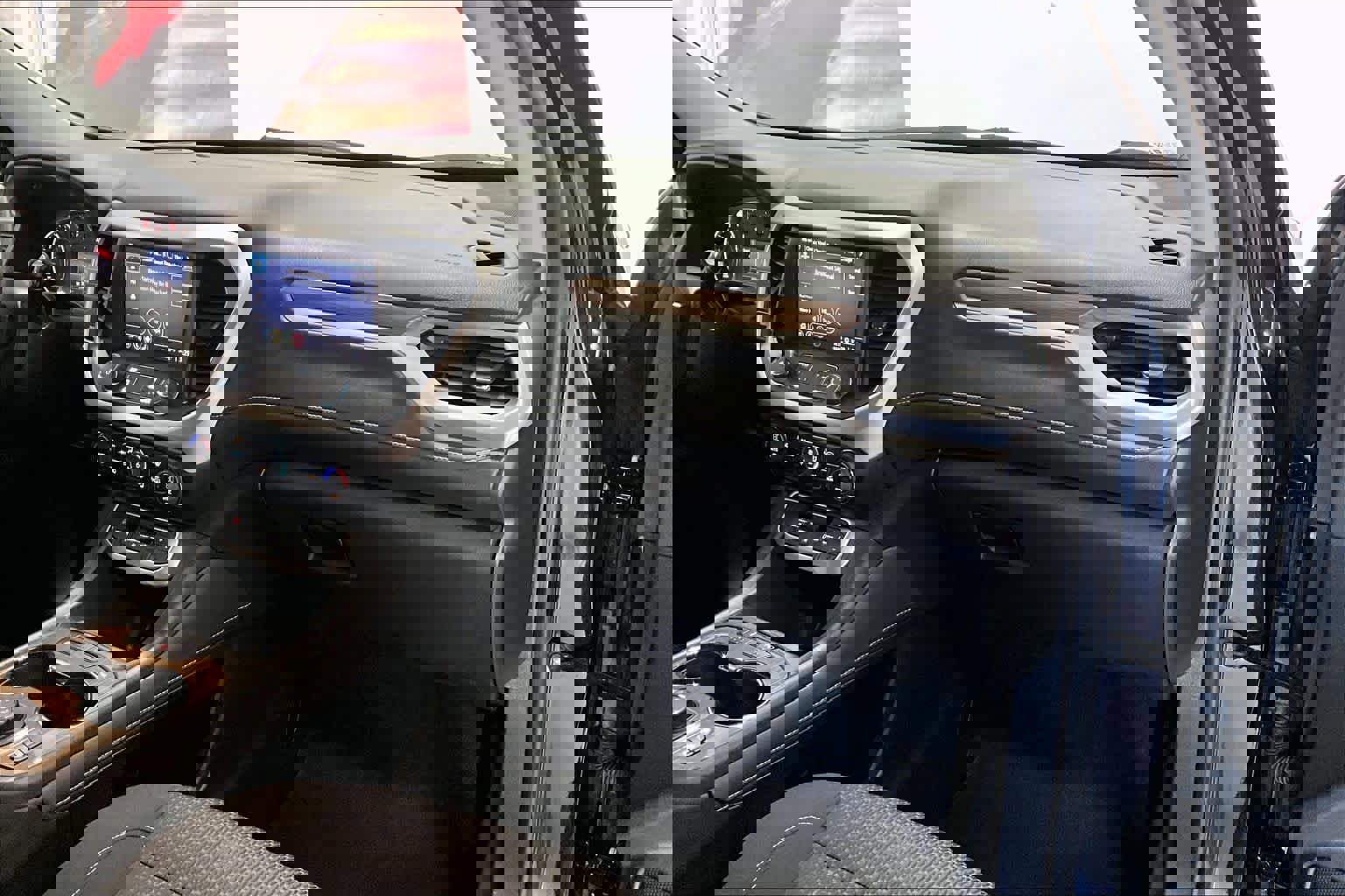 Used 2023 GMC Acadia SLE w/ Driver Convenience Package image 20