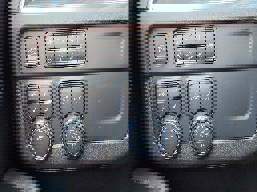 Used 2025 Chevrolet Suburban Z71 image 29