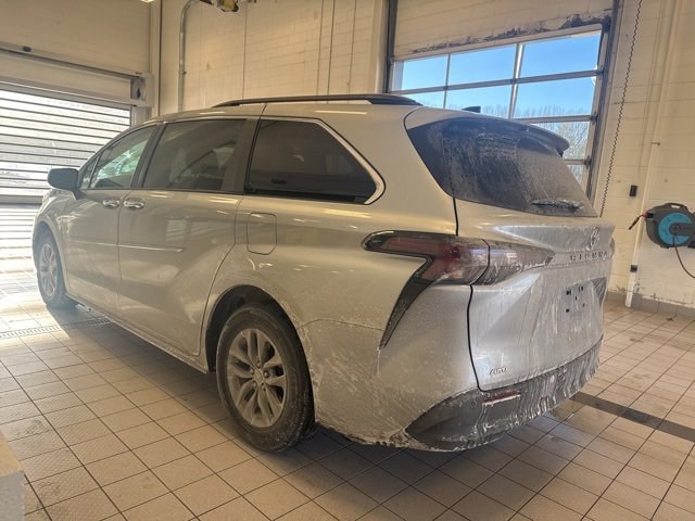 Used 2023 Toyota Sienna XLE image 3