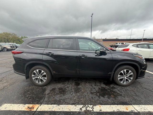 Used 2023 Toyota Highlander XLE FWD image 3