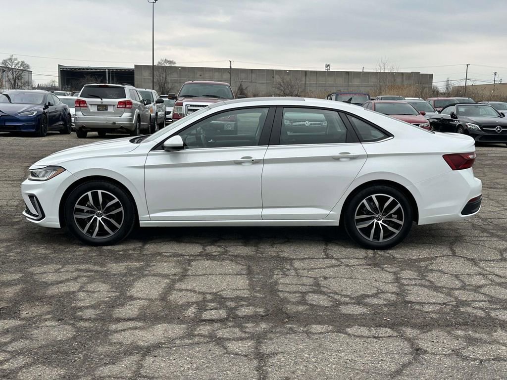 Certified 2025 Volkswagen Jetta SE w/ Sunroof Package image 2