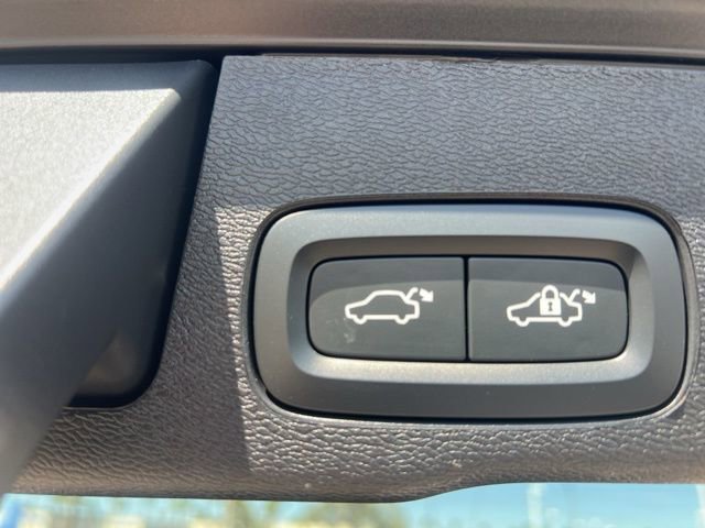 Used 2025 Volvo XC60 B5 Core image 27