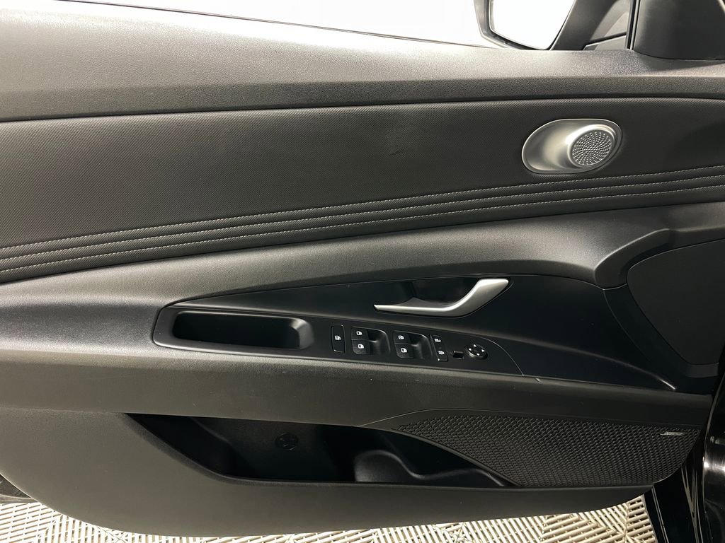 Used 2023 Hyundai Elantra Limited w/ Preferred Accessory Package FWD image 23
