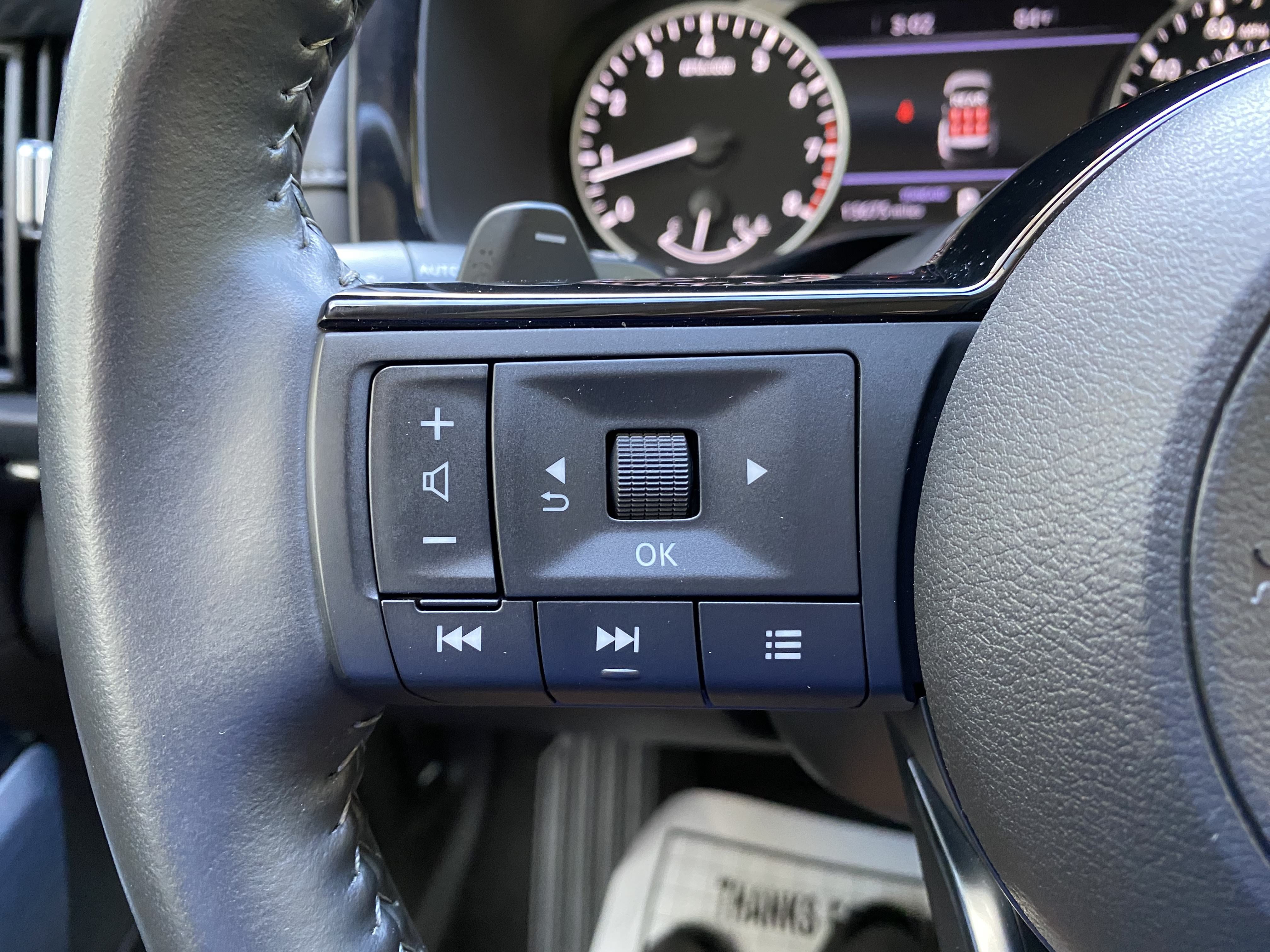 Used 2024 Nissan Pathfinder SL FWD image 19