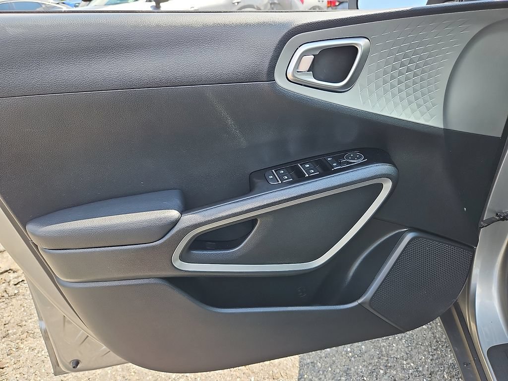 Used 2023 Kia Soul S FWD image 13