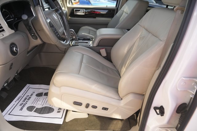 Used 2017 Lincoln Navigator Select image 9