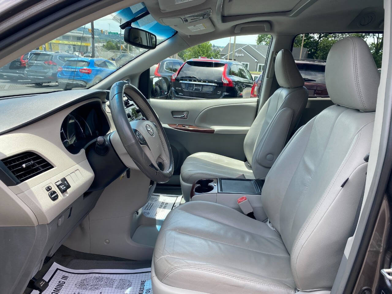 Used 2013 Toyota Sienna XLE FWD image 9