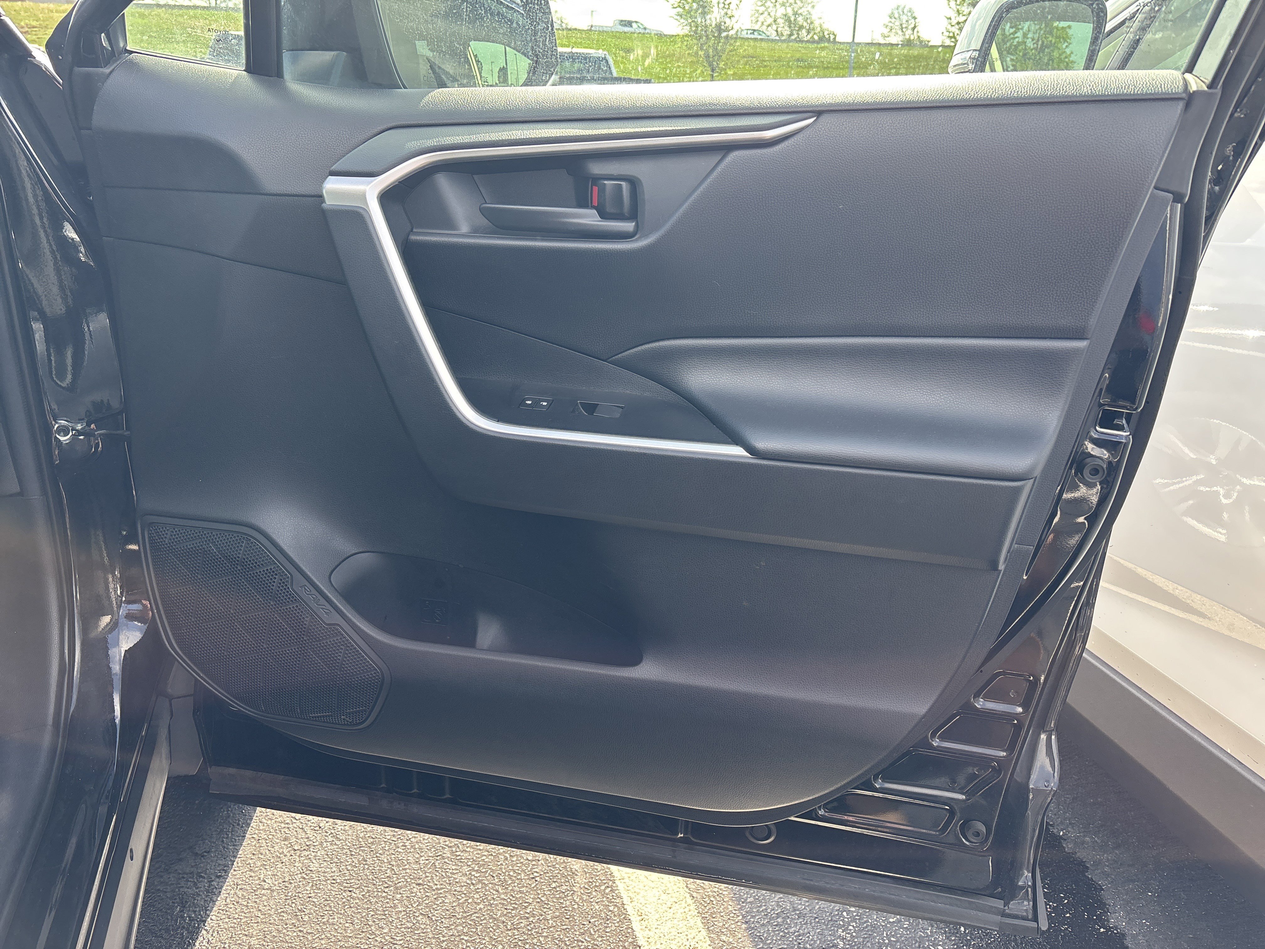 Used 2021 Toyota RAV4 LE AWD/4WD image 38