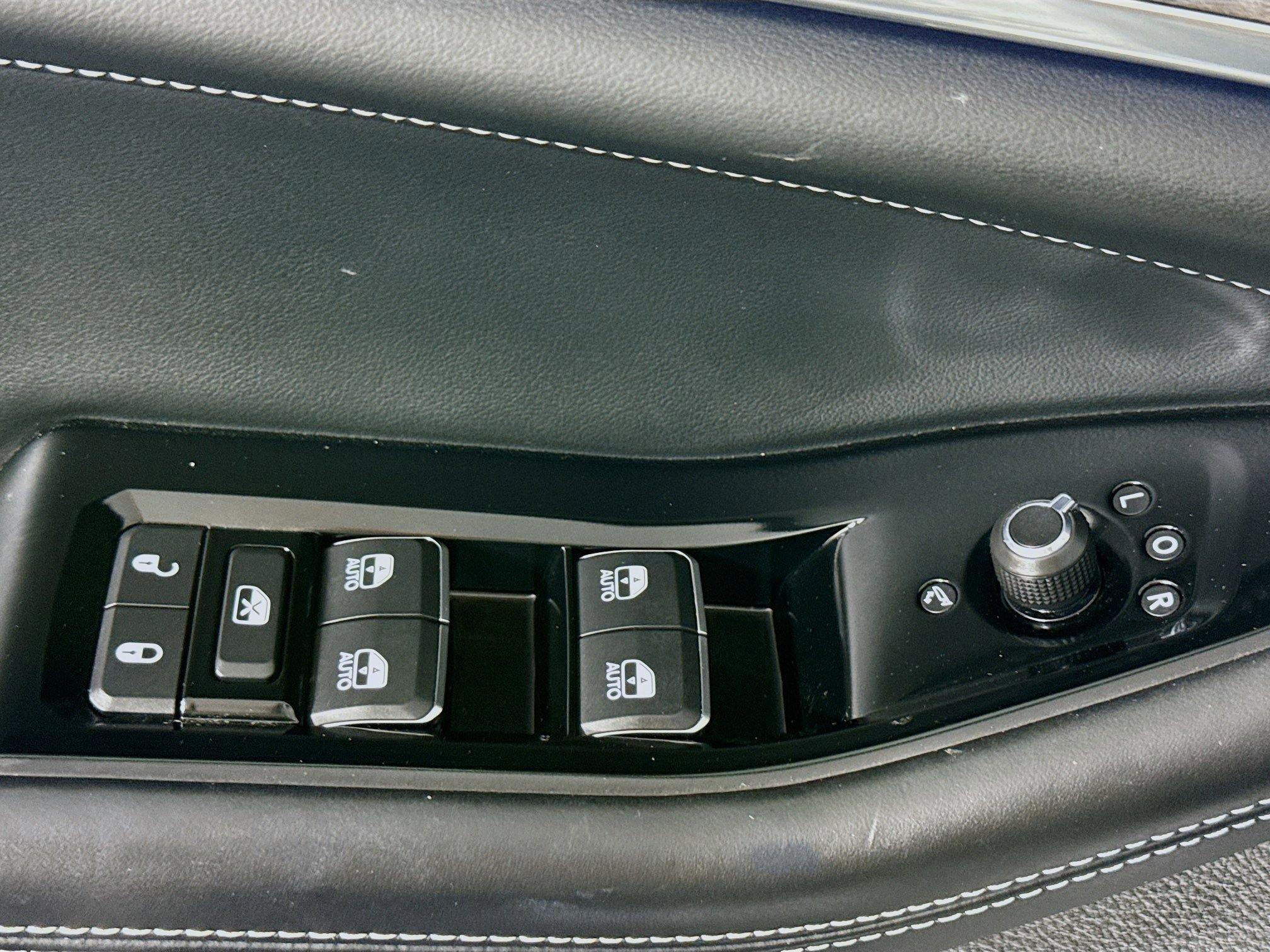 Used 2023 Jeep Grand Cherokee Overland w/ Advanced Protech Group III image 24