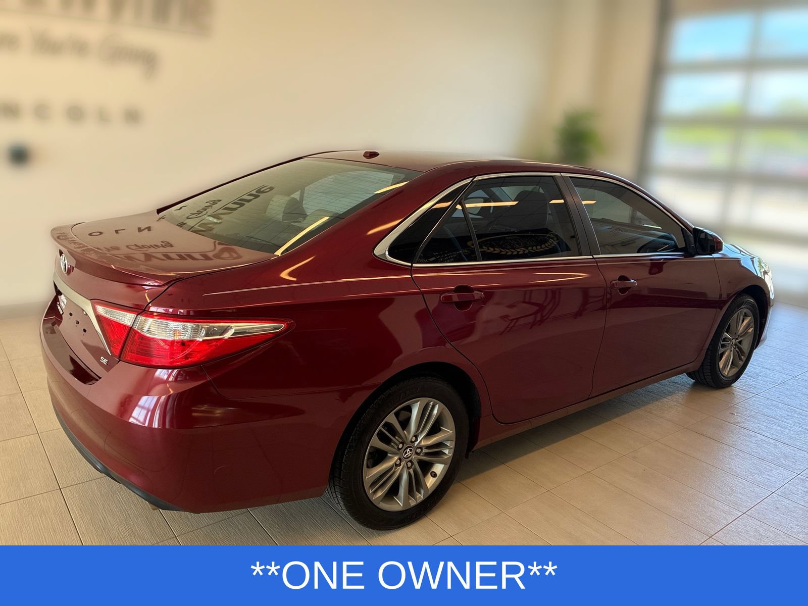 Used 2017 Toyota Camry SE w/ Moonroof Package FWD image 2