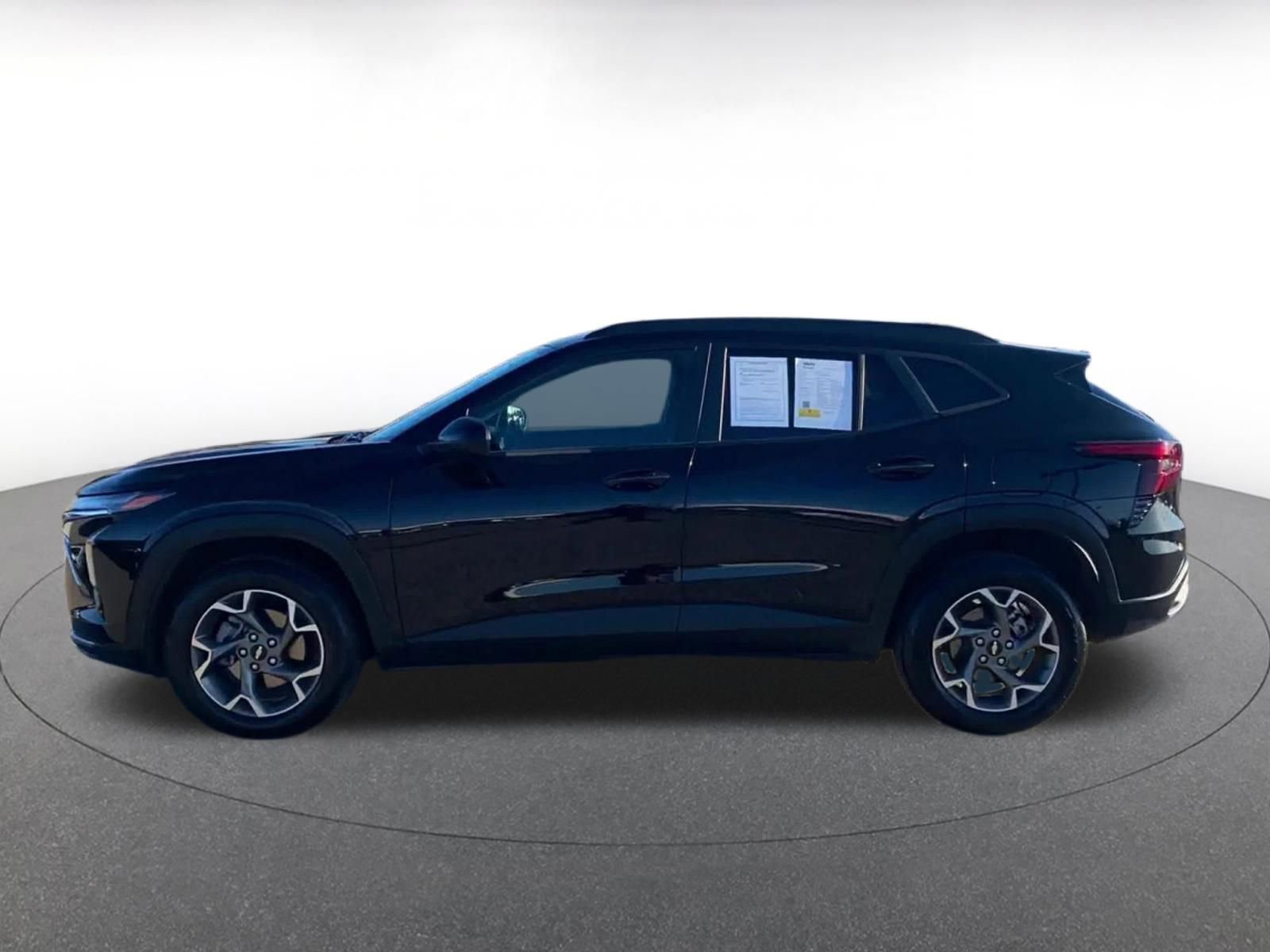 Used 2025 Chevrolet Trax LT FWD image 9