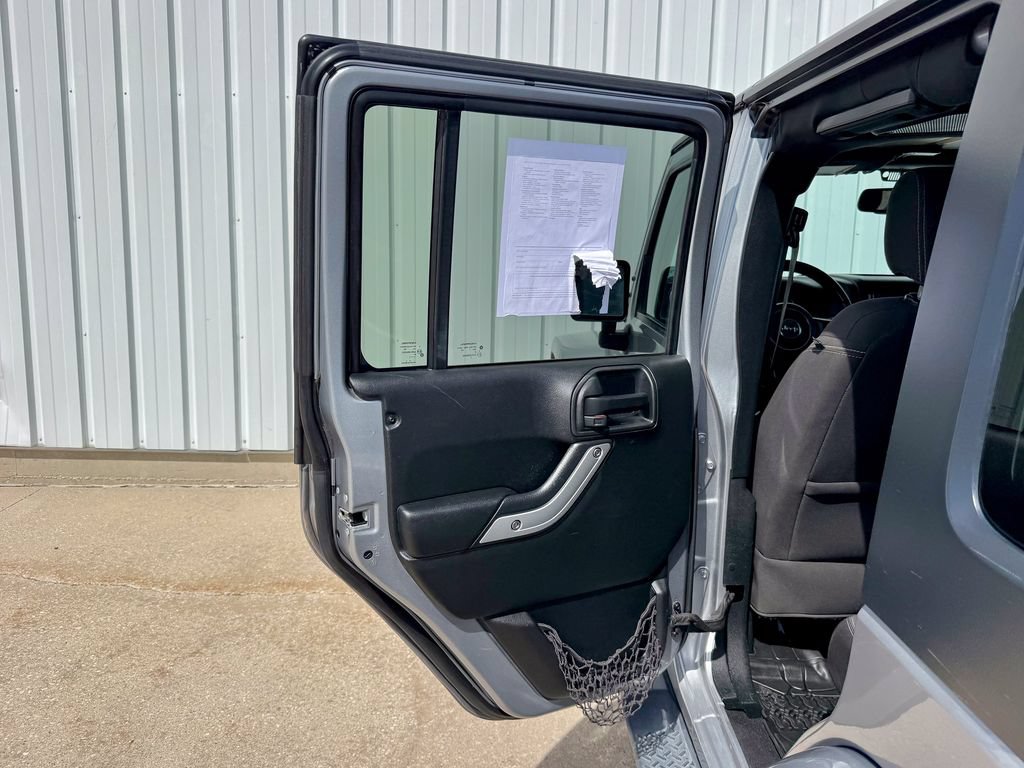Used 2017 Jeep Wrangler Unlimited Sahara AWD/4WD image 15