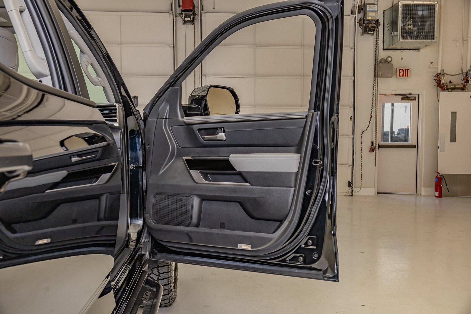 Used 2024 Toyota Tundra Limited AWD/4WD image 37