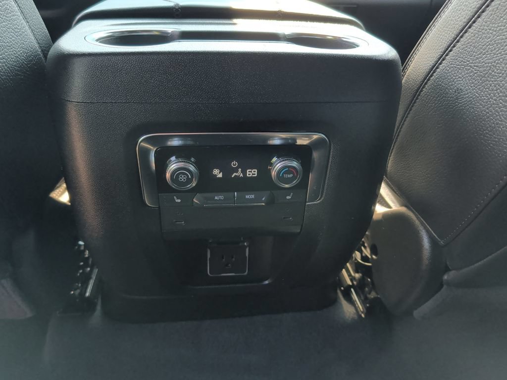 Used 2025 GMC Yukon XL Denali AWD/4WD image 19