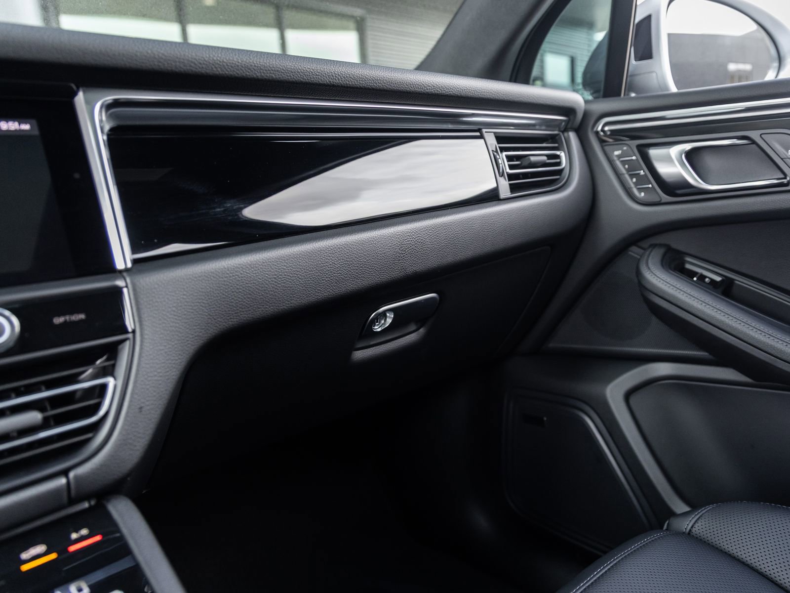 Used 2026 Porsche Macan image 31