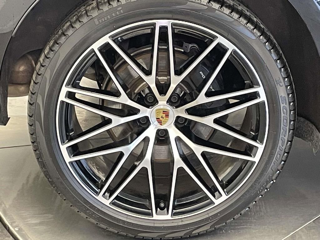 Certified 2025 Porsche Macan AWD/4WD image 13