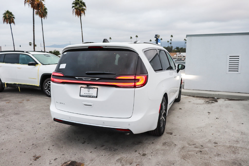 New 2027 Chrysler Pacifica Pinnacle w/ Theater Group FWD image 9