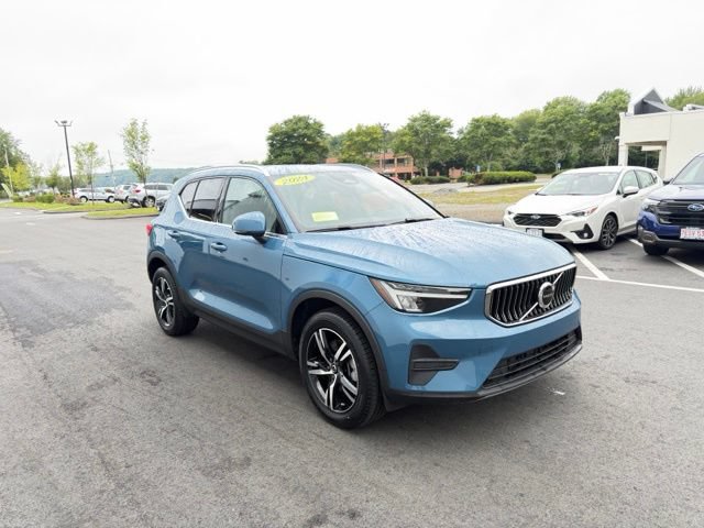 Used 2024 Volvo XC40 B5 Core AWD/4WD image 4