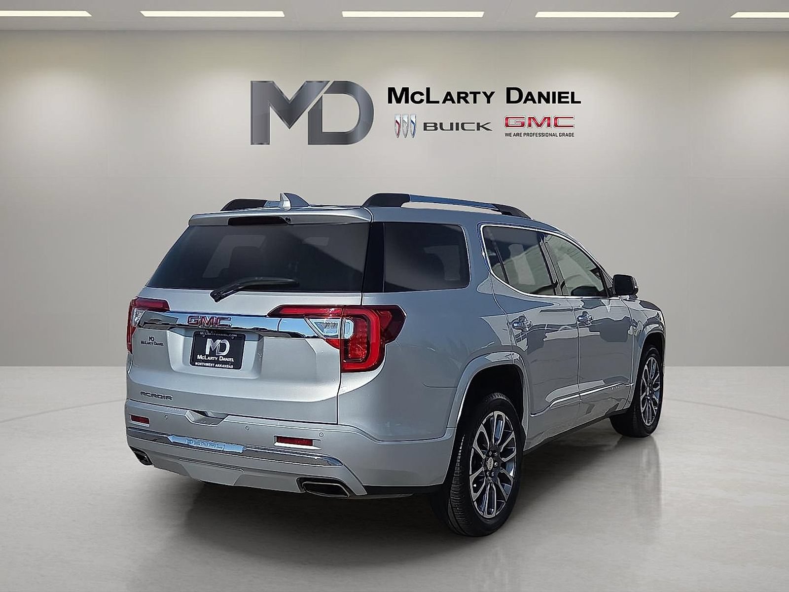 Used 2020 GMC Acadia Denali w/ Technology Package FWD image 14