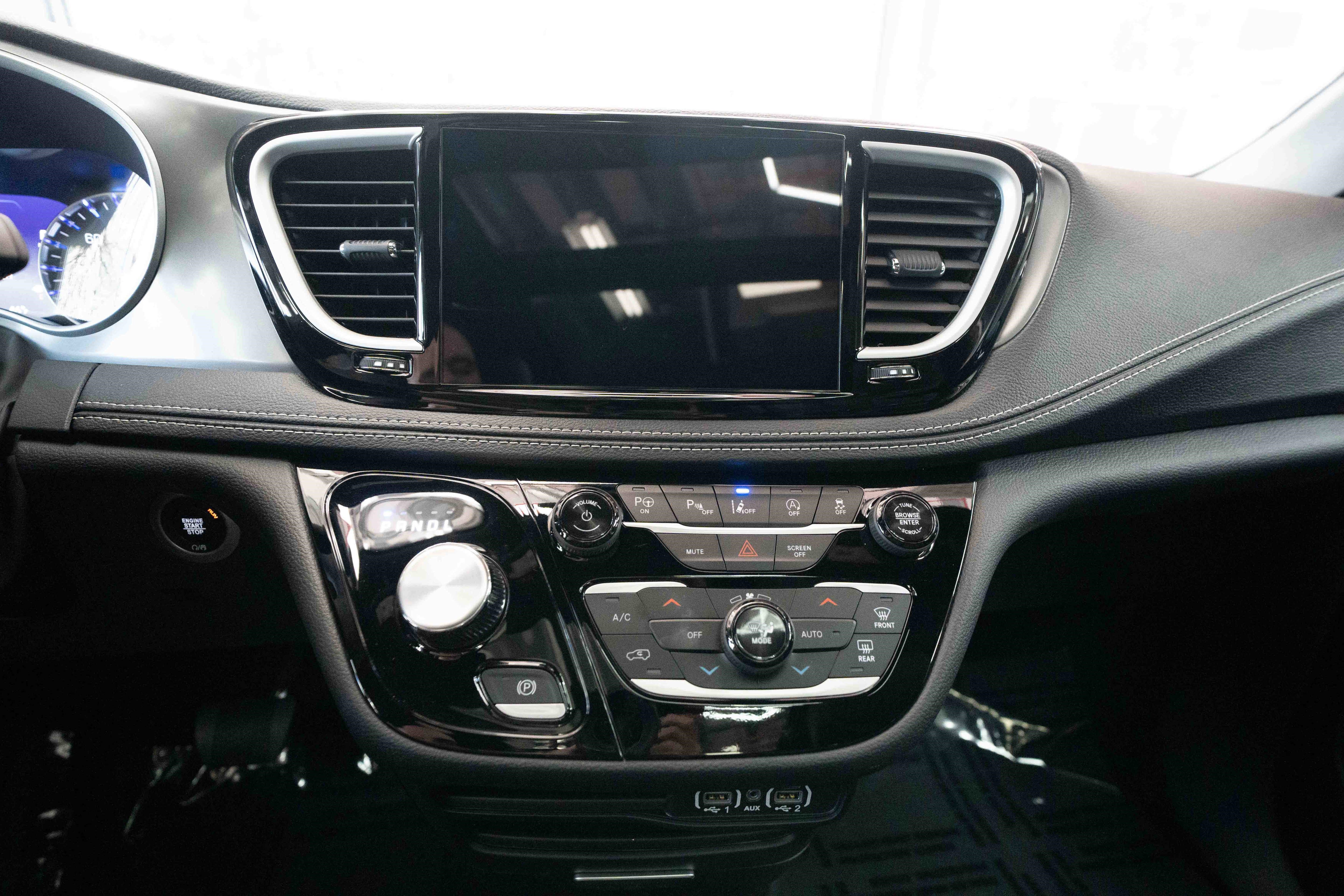 Used 2025 Chrysler Pacifica Select image 17