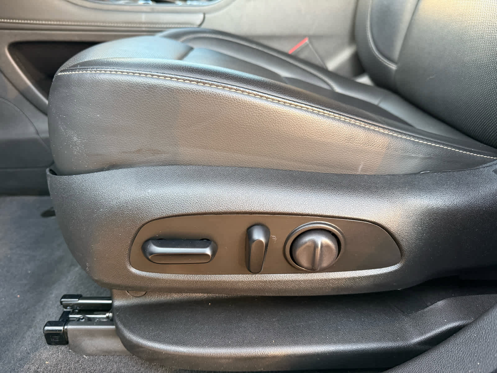 Used 2023 GMC Acadia SLT image 12