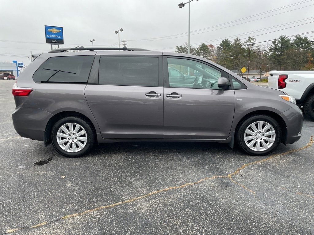 Used 2017 Toyota Sienna LE image 7