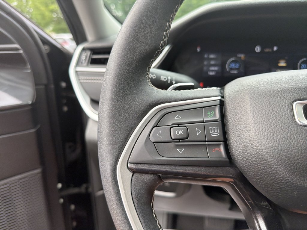 Used 2023 Jeep Grand Cherokee Laredo w/ Luxury Tech Group I AWD/4WD image 22