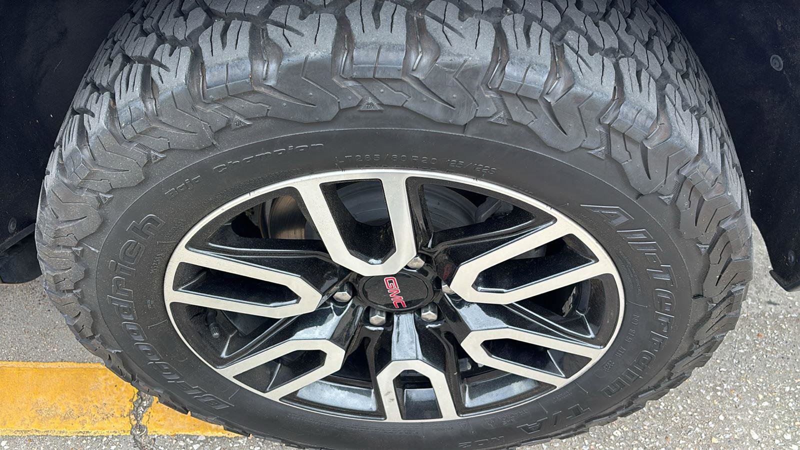 Used 2023 GMC Yukon XL Denali RWD image 11