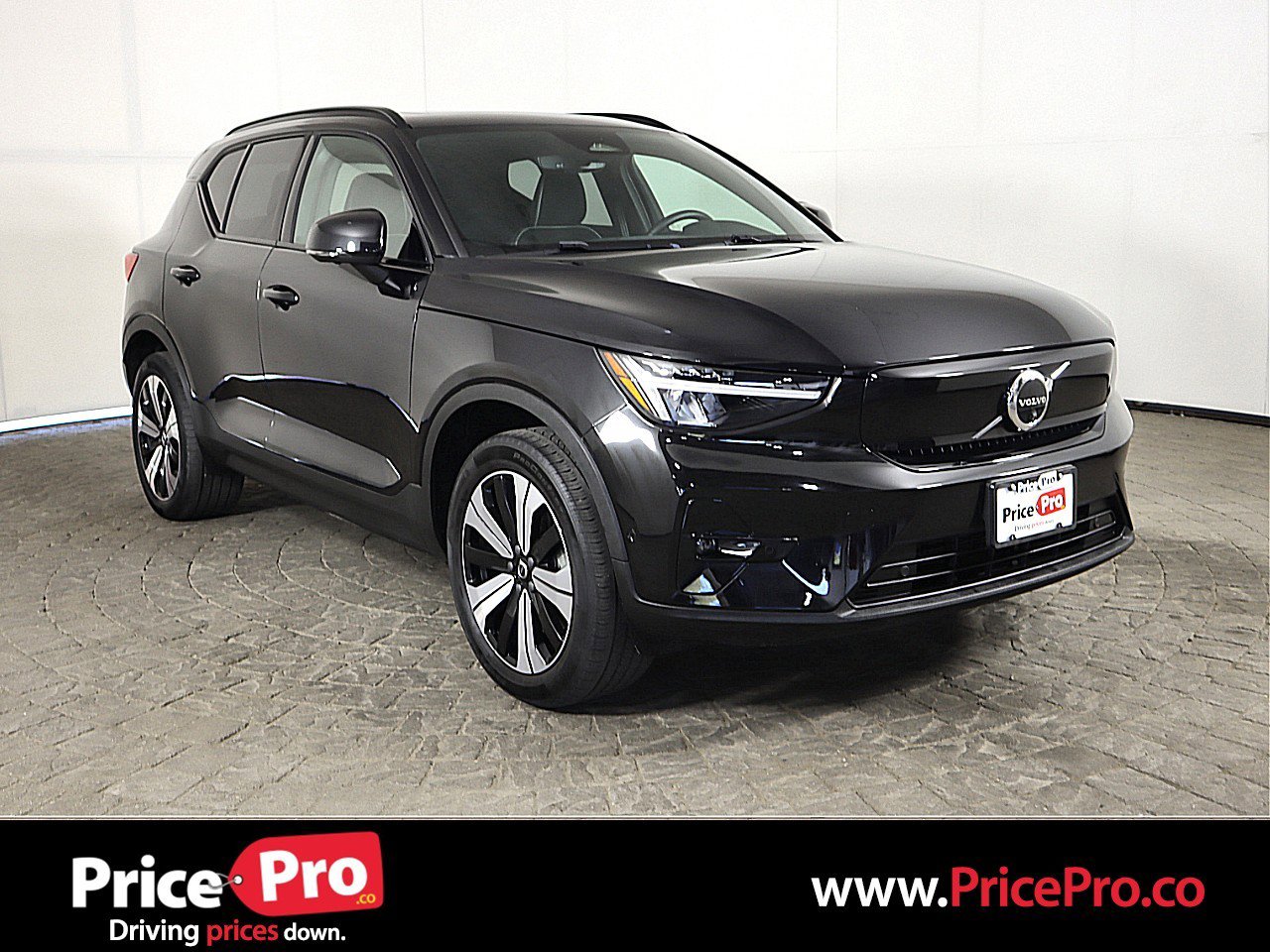 Used 2023 Volvo XC40 Recharge Plus image 1