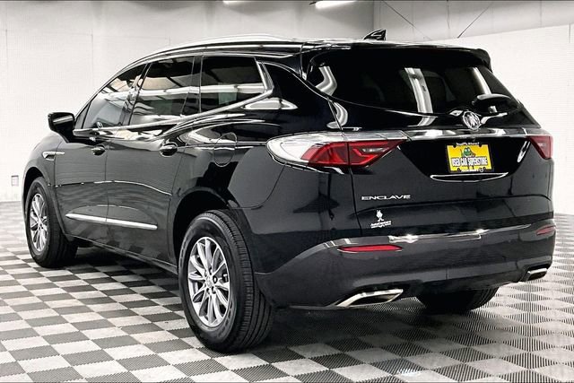 Used 2023 Buick Enclave Essence image 3