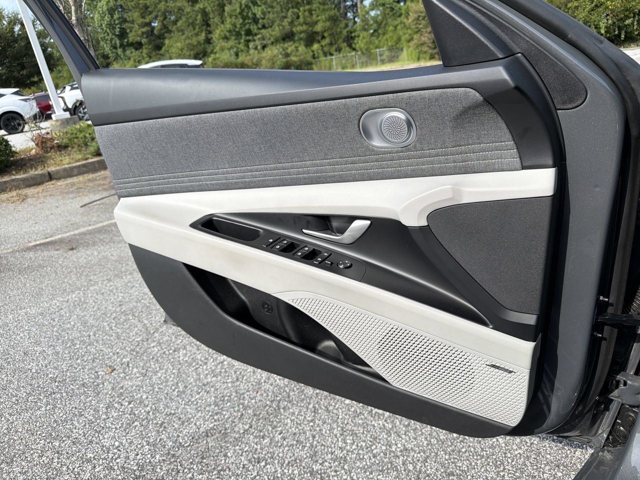 Used 2025 Hyundai Elantra Limited FWD image 15