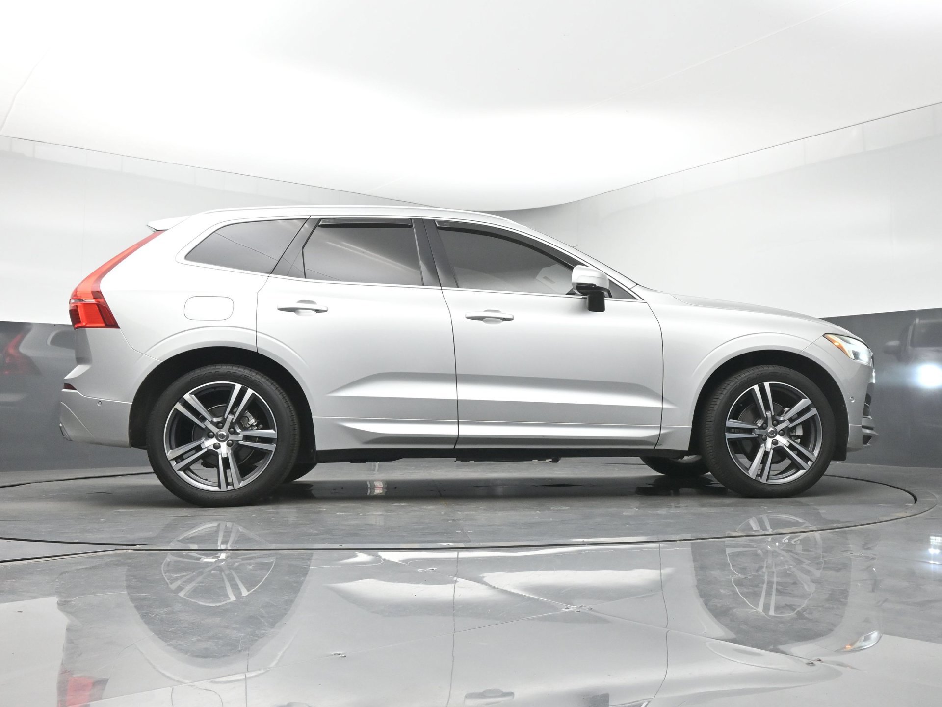 Used 2018 Volvo XC60 T5 Momentum w/ Vision Package AWD/4WD image 17