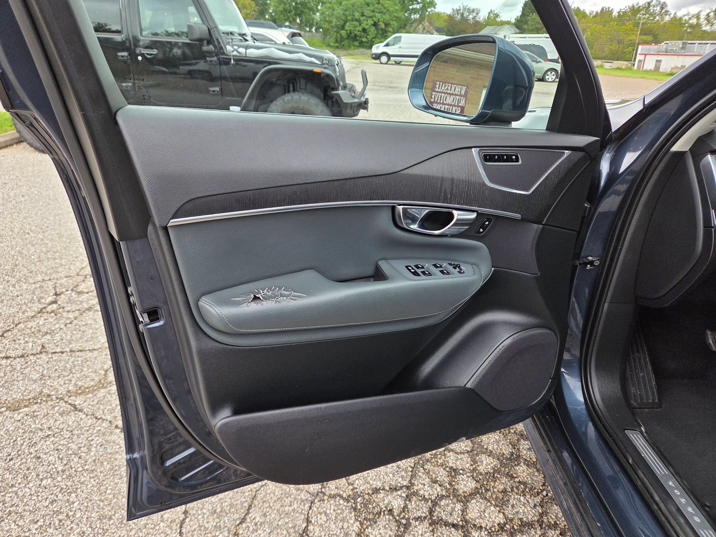 Used 2020 Volvo XC90 T6 Momentum AWD/4WD image 12