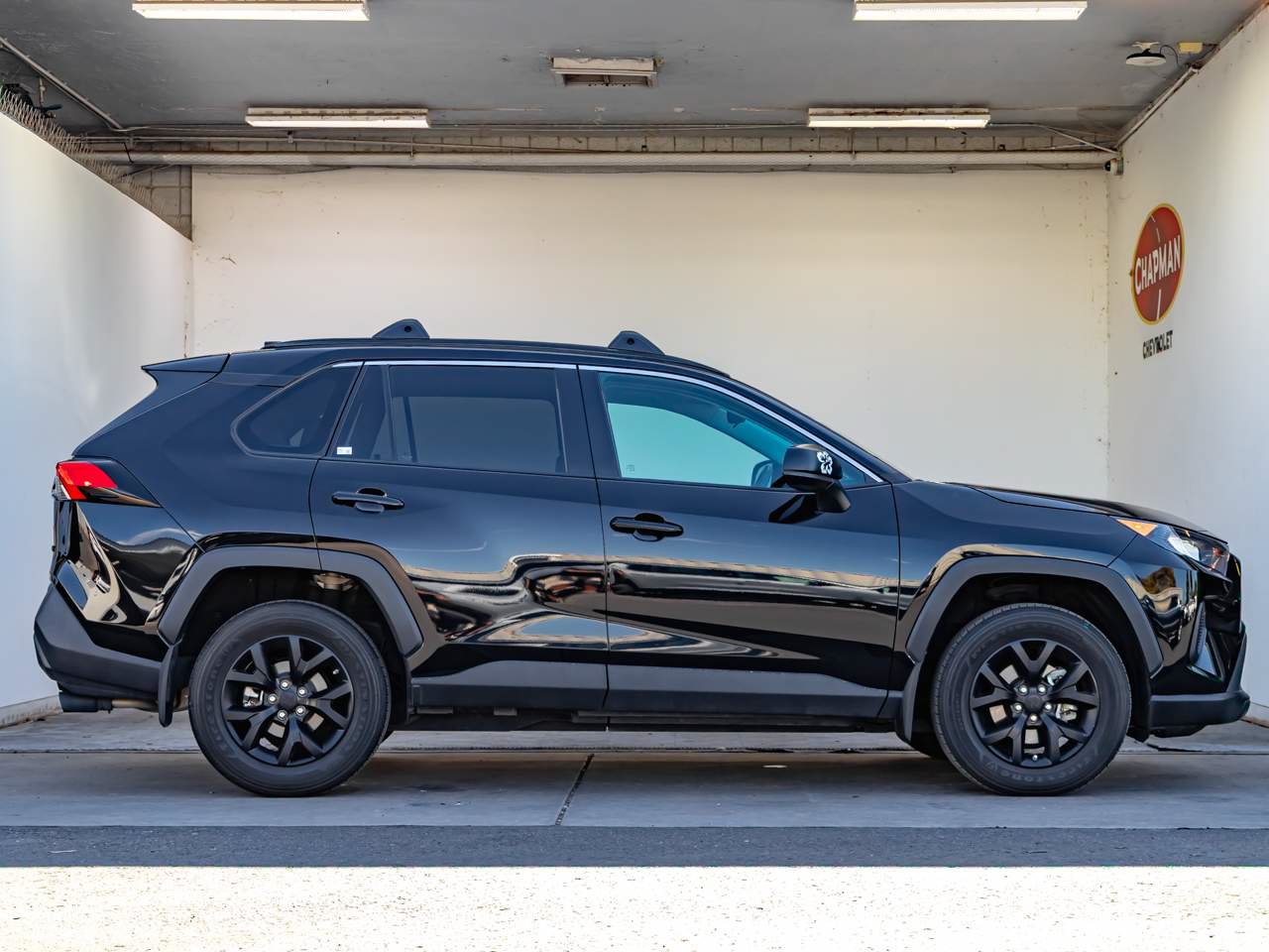 Used 2021 Toyota RAV4 LE FWD image 2