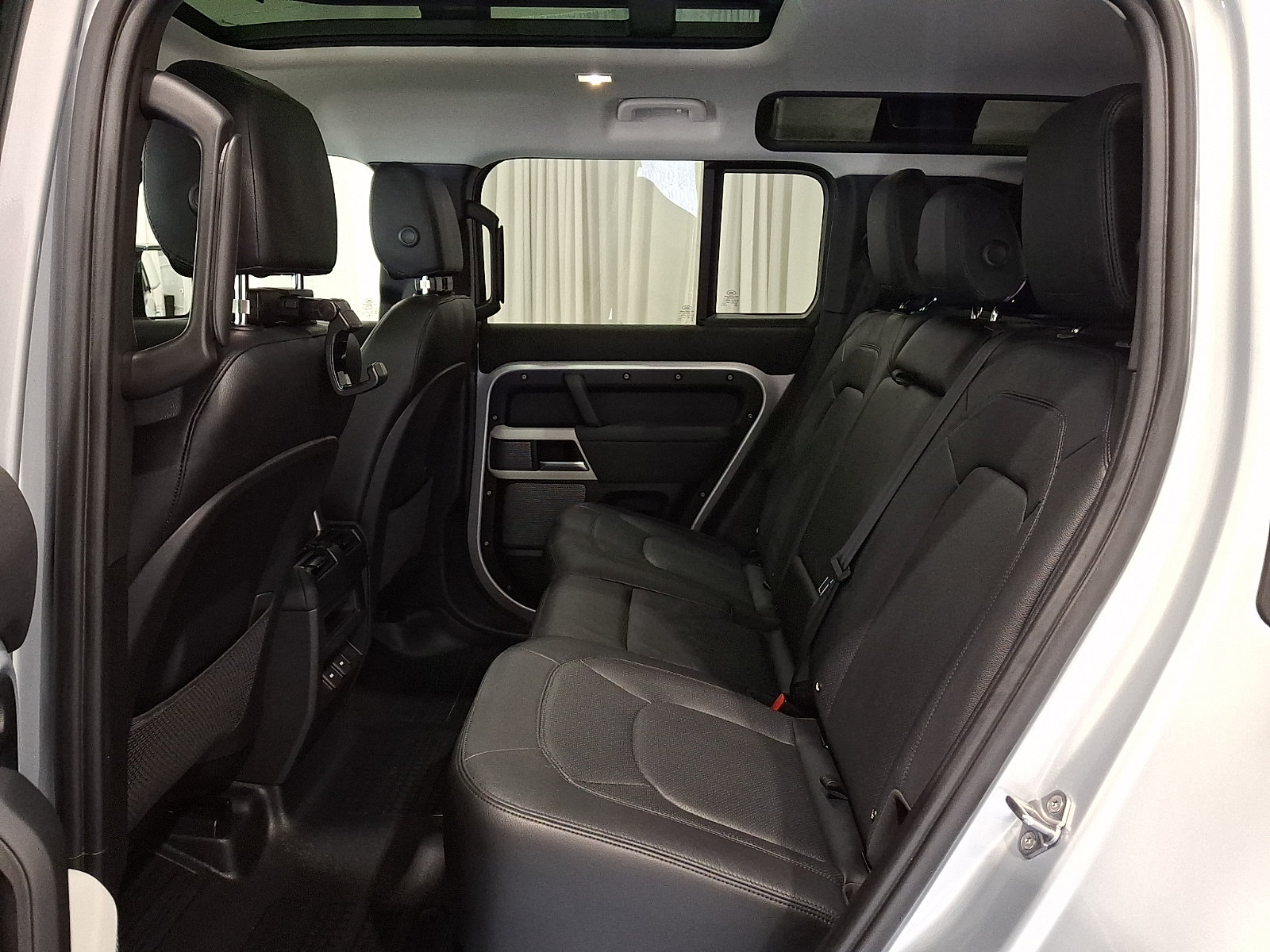 Certified 2023 Land Rover Defender 110 SE AWD/4WD image 9