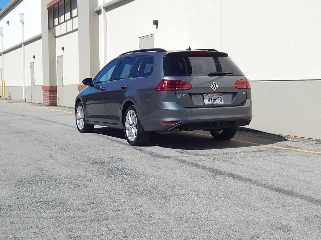 Used 2017 Volkswagen Golf SE FWD image 5