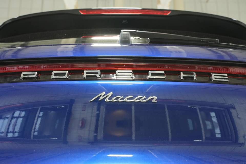 Certified 2026 Porsche Macan AWD/4WD image 36