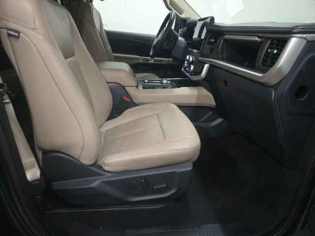 Used 2024 Ford Expedition XLT image 3
