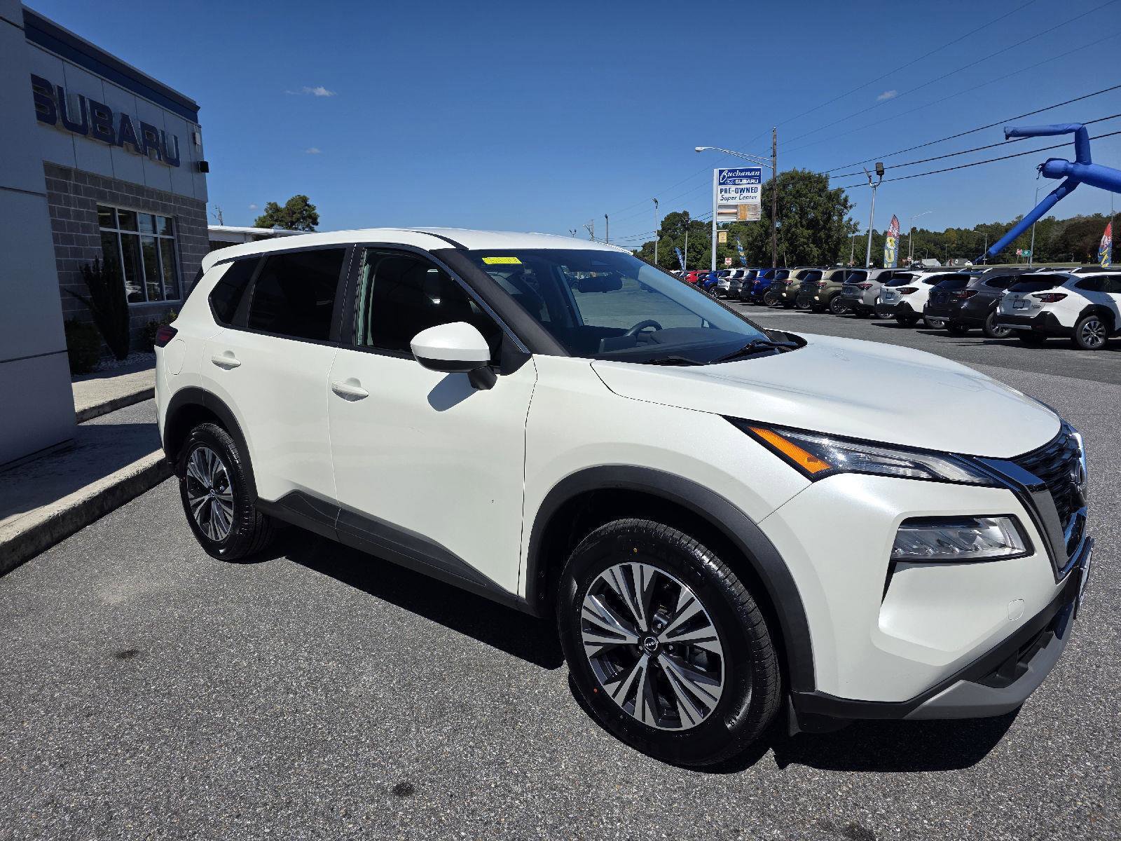 Used 2023 Nissan Rogue SV image 3