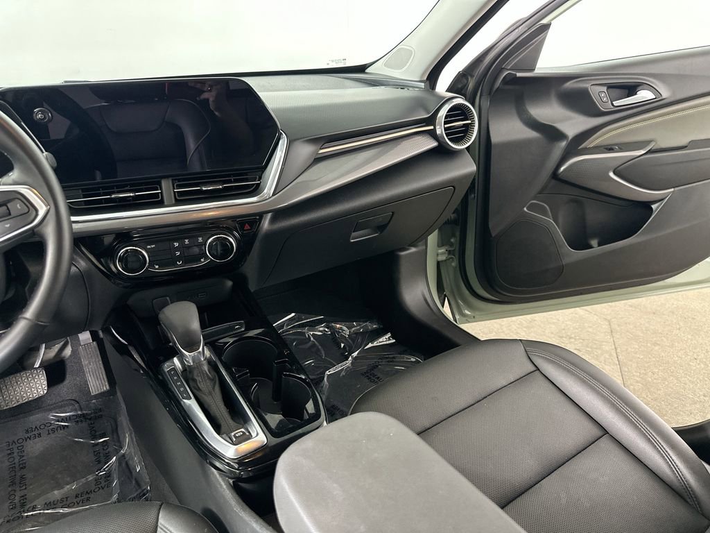 Used 2025 Chevrolet Trax ACTIV w/ Driver Confidence Package FWD image 19