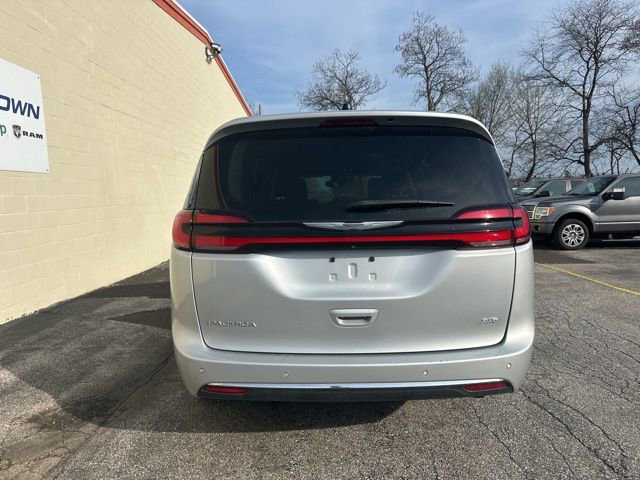 Used 2023 Chrysler Pacifica Touring-L image 5