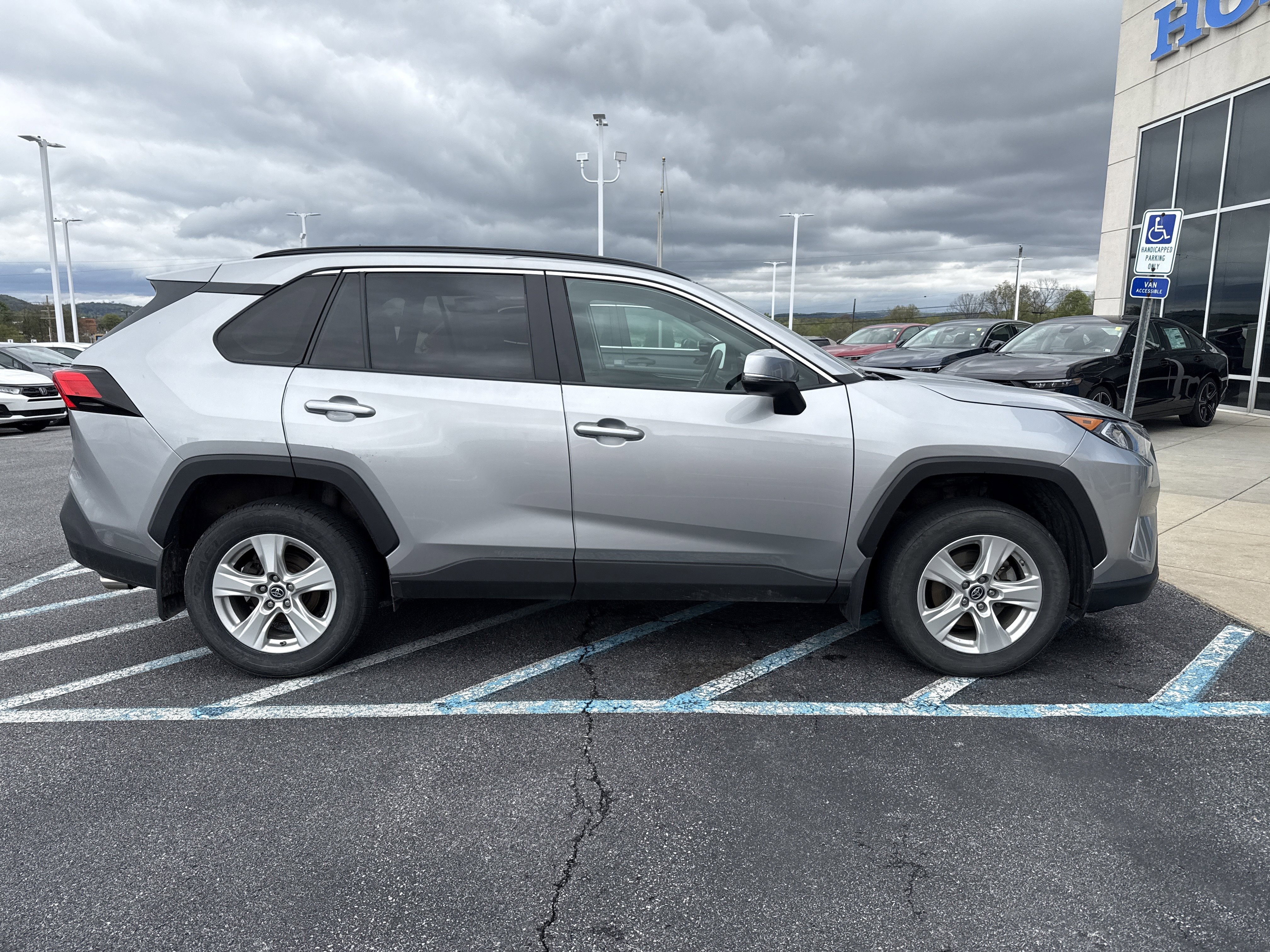 Used 2019 Toyota RAV4 XLE AWD/4WD image 6