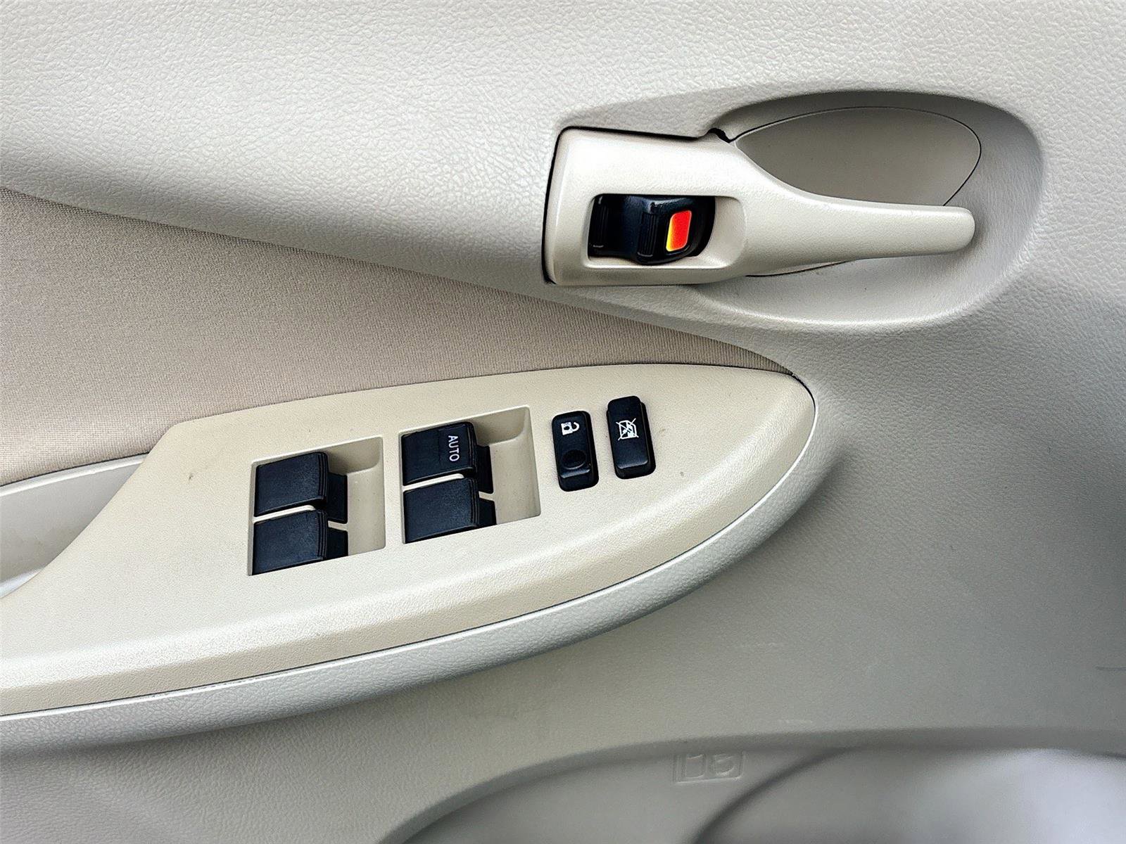 Used 2013 Toyota Corolla L image 19