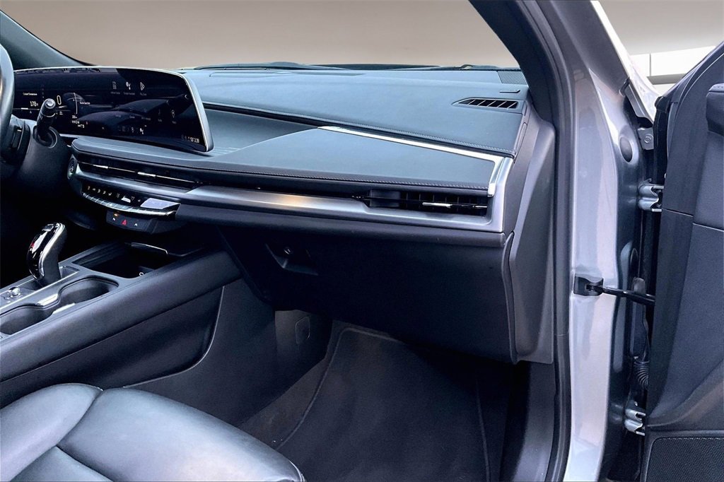 Used 2024 Cadillac XT4 Premium Luxury image 16