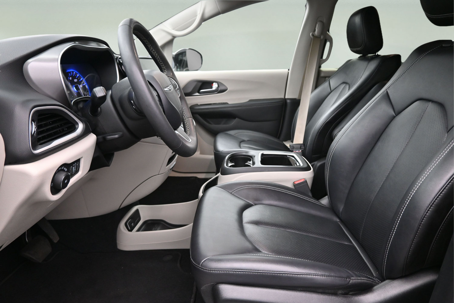 Used 2024 Chrysler Pacifica Touring-L FWD image 12